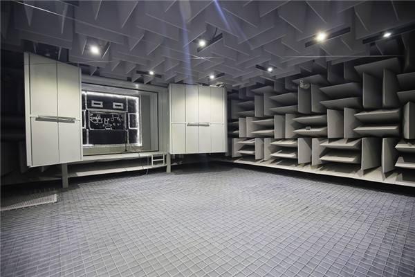 消音室主要是通過什么消音的？